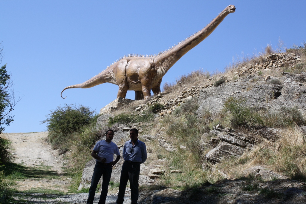 LA DIPUTACIÓN ACONDICIONA EL CAMINO DE ACCESO A LA RÉPLICA DE DINOSAURIO EN EL YACIMIENTO DE ICNITAS DE MIRAFLORES EN FUENTES DE MAGAÑA